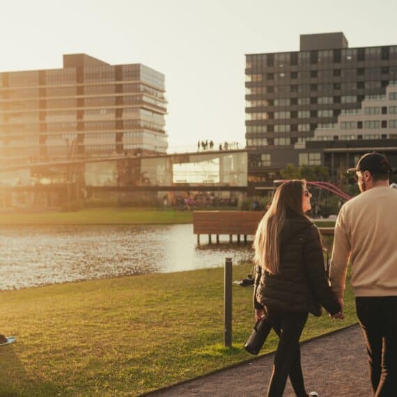 parque-una-casal-caminhando-no-parque-una-ao-entardecer