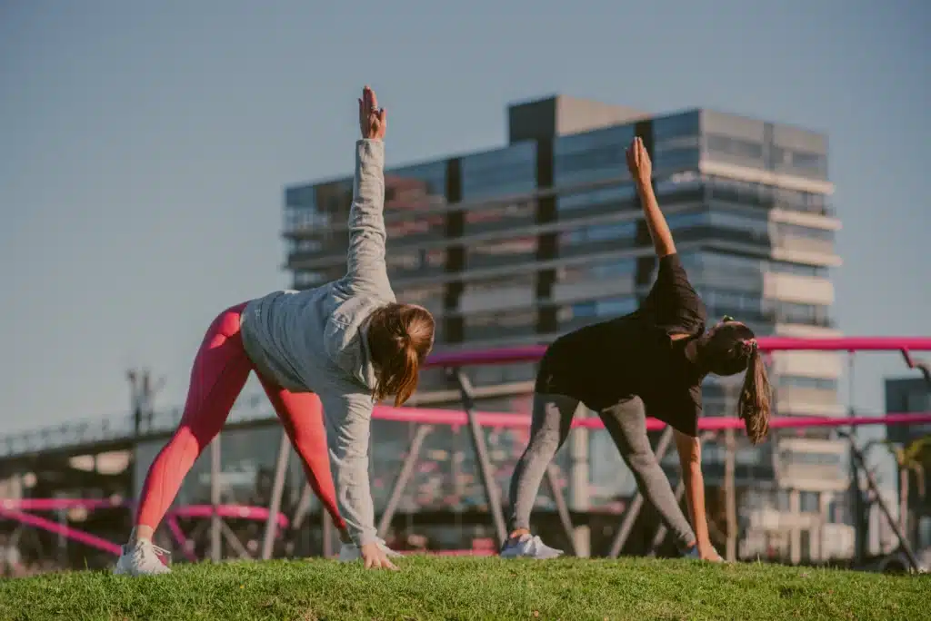 duas jovens fazendo treinamento funcional no parque una
