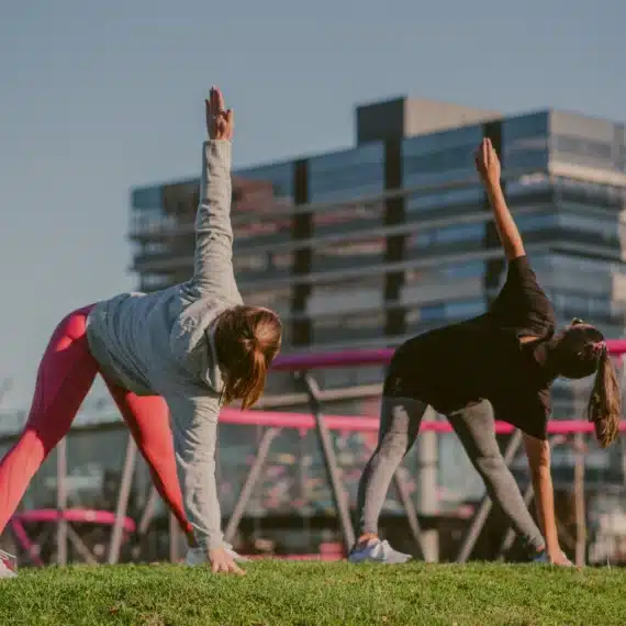duas jovens fazendo treinamento funcional no parque una
