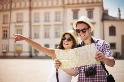 jovem casal de turistas com mapa nas mãos