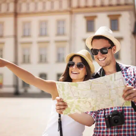 jovem casal de turistas com mapa nas mãos
