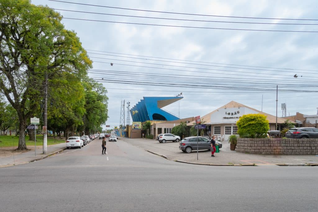 Frente da Churrascaria Lobão em Pelotas na Avenida Bento Gonçalves esquina Rua Anchieta