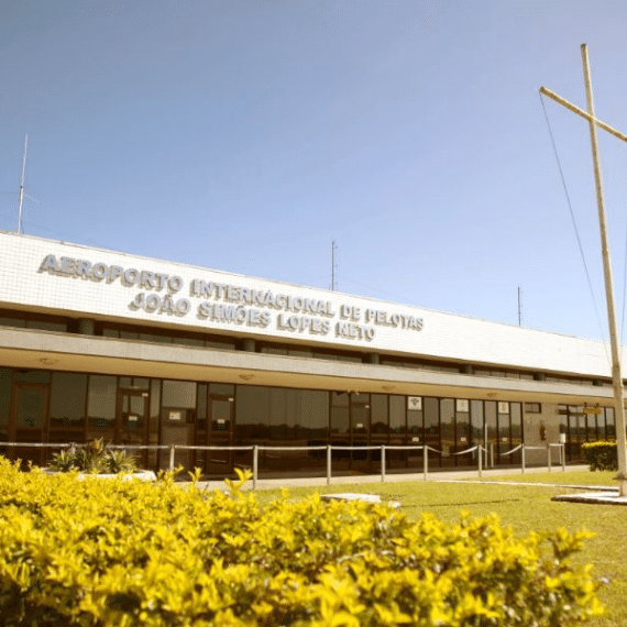 Aeroporto João Simões Lopes Neto