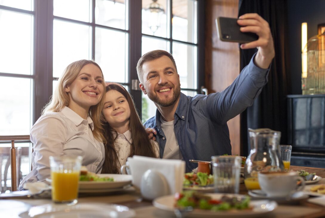 churrascaria-em-pelotas-familia-tirando-selfie-na-mesa-do-restaurante