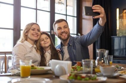churrascaria-em-pelotas-familia-tirando-selfie-na-mesa-do-restaurante