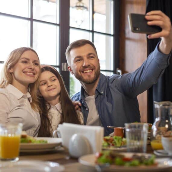 churrascaria-em-pelotas-familia-tirando-selfie-na-mesa-do-restaurante