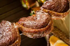 churrascaria-em-pelotas-tres-pedacos-de-carne-no-espeto
