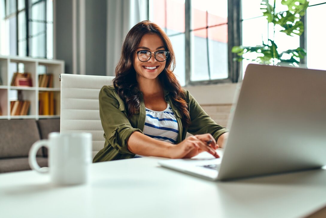 ivar-indice-de-variacao-de-aluguel-residencial-mulher-jovem-com-oculos-em-frente-ao-notebook