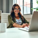 ivar-indice-de-variacao-de-aluguel-residencial-mulher-jovem-com-oculos-em-frente-ao-notebook