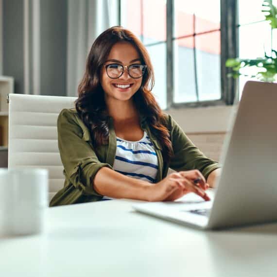 ivar-indice-de-variacao-de-aluguel-residencial-mulher-jovem-com-oculos-em-frente-ao-notebook