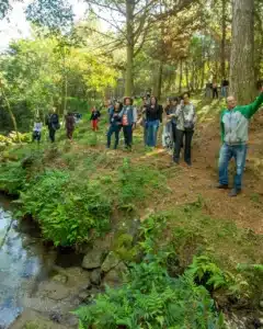 Visitantes fazendo trilha no parque Stoneland