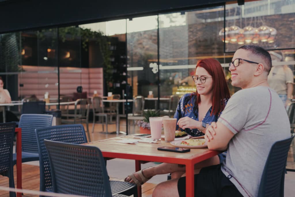 casal-no-meio-cafe-no-parque-una
