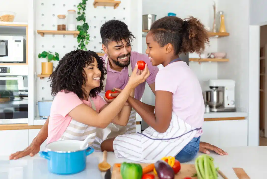 familia preta no espaço gourmet preparando refeição