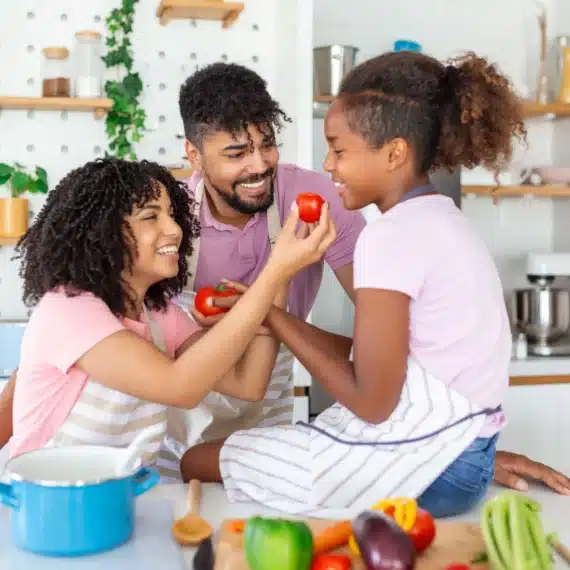 familia preta no espaço gourmet preparando refeição