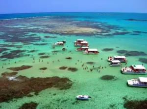 vista da praia de Maragogi em Alagoas com barcos ao mar