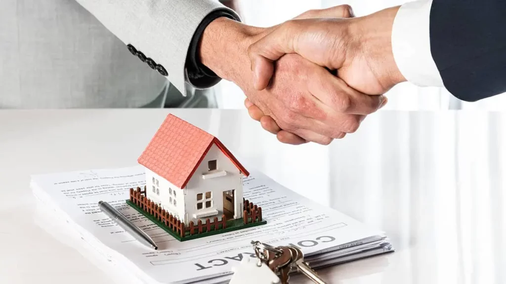financiamento-imobiliario-aperto-de-maos-com-miniatura-de-casa-embaixo