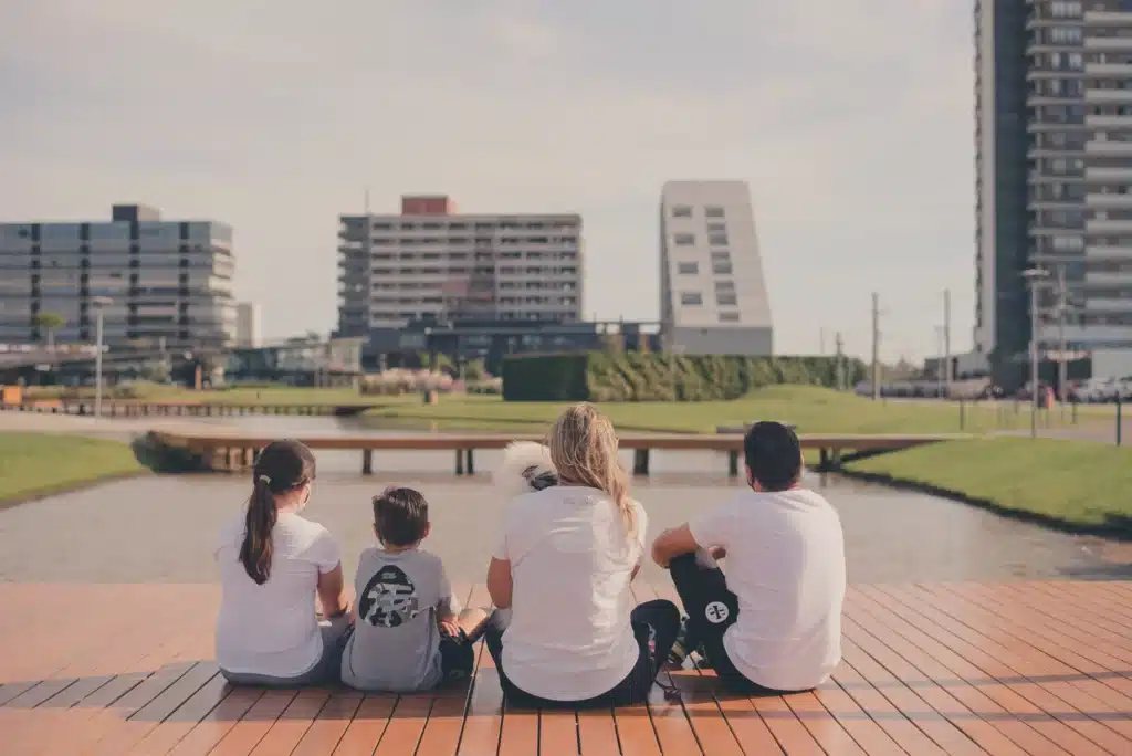 parque-una-familia-sentada-em-frente-ao-lago
