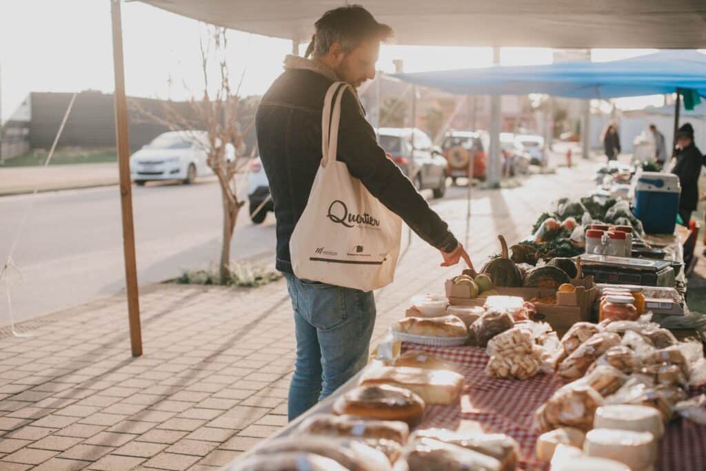 bairro-quartier-homem-com-ecobag-fazendo-compras-na-feira-organica-do-quartier-pelotas