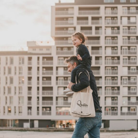 bairro-quartier-pai-caminhando-com-os-filhos-nos-ombros