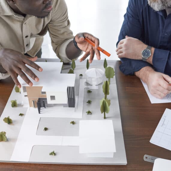 imovel-na-planta-arquitetos-discutindo-sobre-a-planta-de-um-imovel