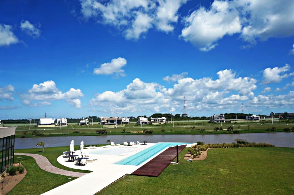 lagos-de-sao-goncalo-espaco-piscina-com-raia-do-condominio-lagos-de-sao-goncalo-em-pelotas