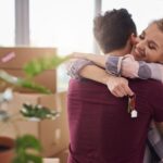 como-comprar-uma-apartamento-casal-feliz-se-abracando-no-novo-apartamento