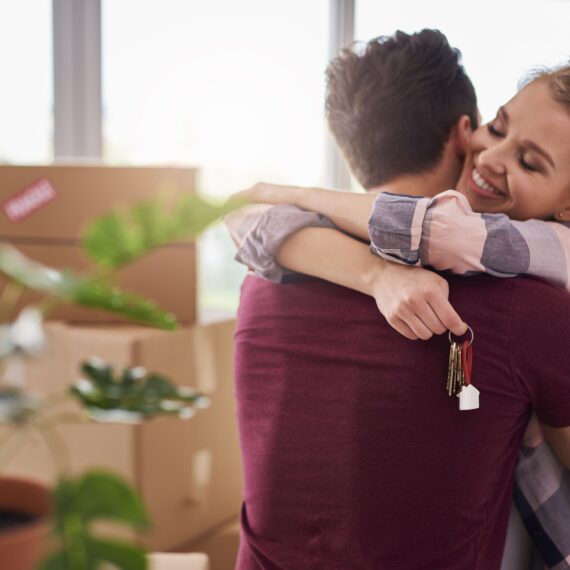 como-comprar-uma-apartamento-casal-feliz-se-abracando-no-novo-apartamento