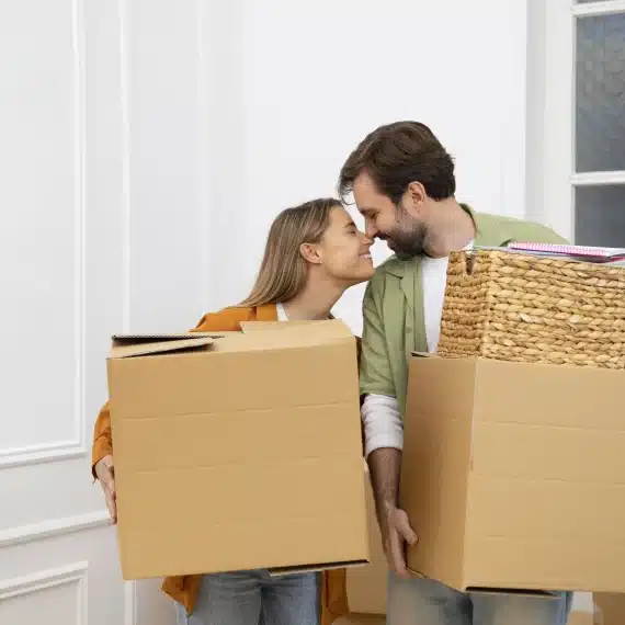 mudar-de-casa-casal-hetero-jovem-entrando-na-casa-nova-com-caixas-nas-maos