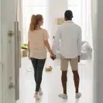 o-que-avaliar-em-um-imovel-casal-visitando-imovel