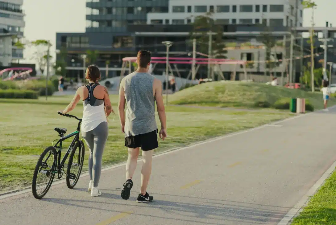 parque-una-casal-caminhando-na-pista-de-atividades-fisicas-do-una