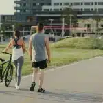 parque-una-casal-caminhando-na-pista-de-atividades-fisicas-do-una