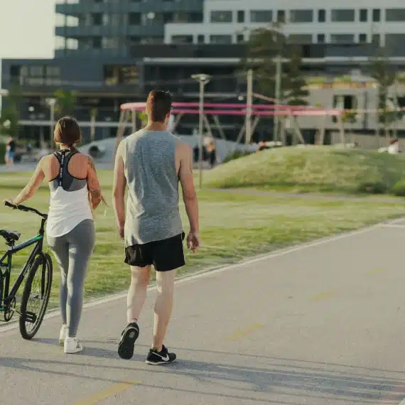 parque-una-casal-caminhando-na-pista-de-atividades-fisicas-do-una