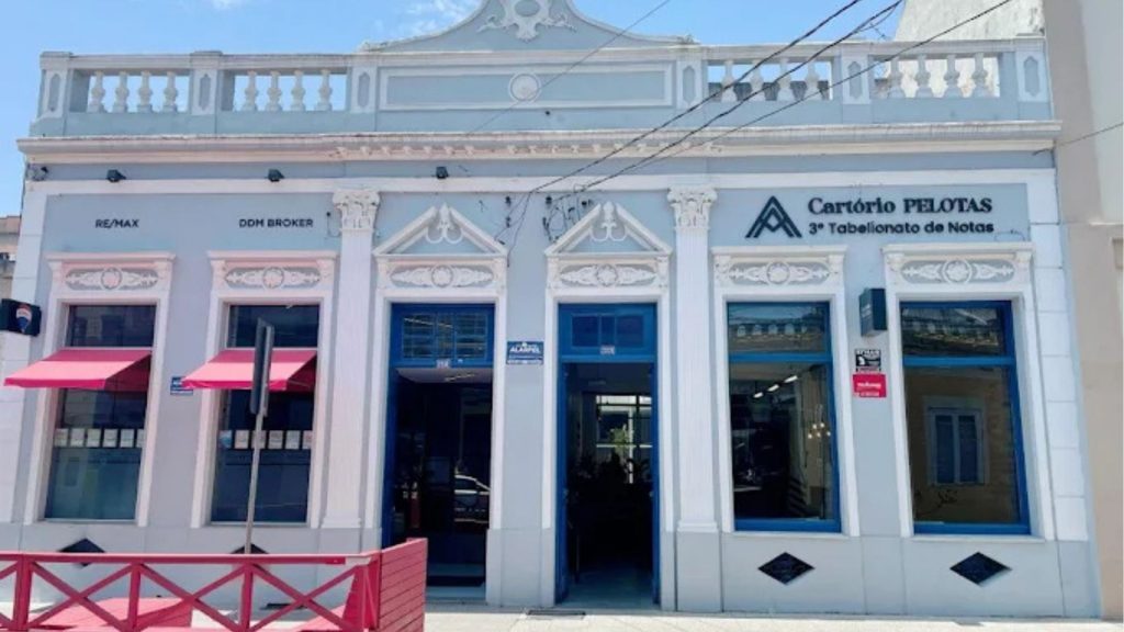 Fachada do Cartório Pelotas - 3º Tabelionato de Notas, com detalhes arquitetônicos clássicos.