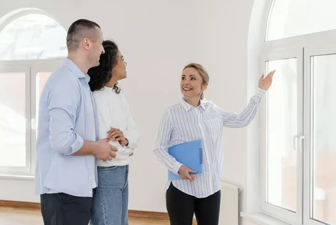 compra-de-imovel-usado-corretora-de-imoveis-apresentando-imovel-para-casal