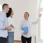 compra-de-imovel-usado-corretora-de-imoveis-apresentando-imovel-para-casal