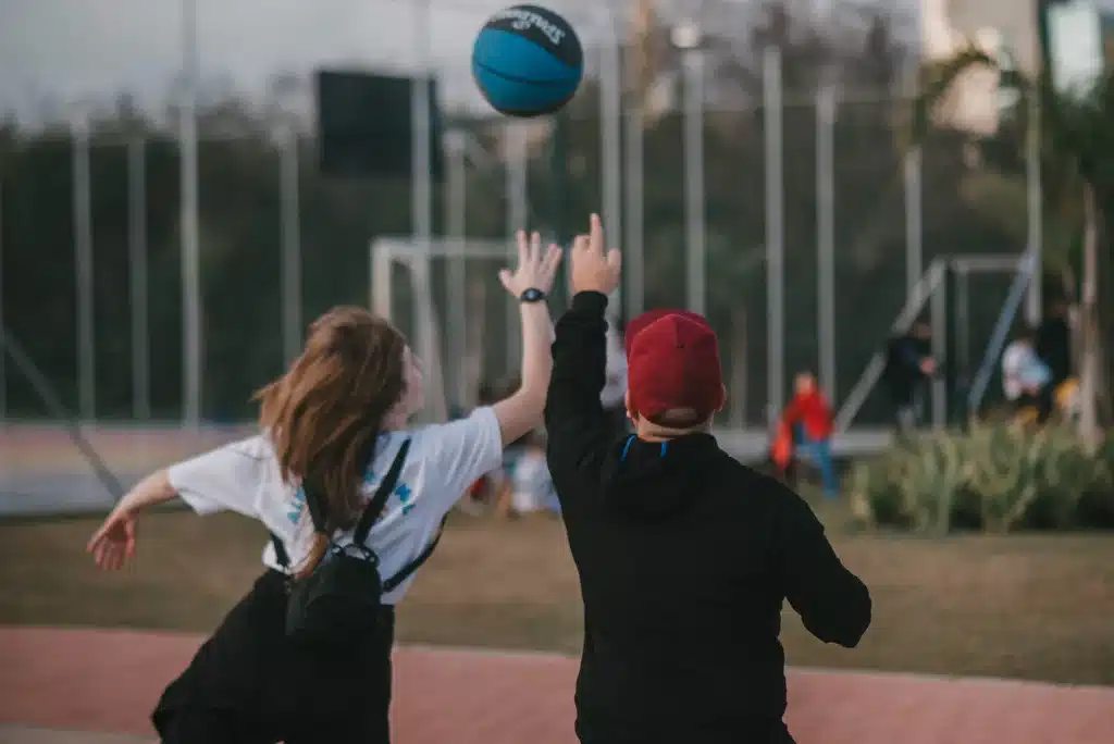 bairro-quartier-dois-adolescente-jogando-basquete-na-quadra-do-bairro-planejado-quartier