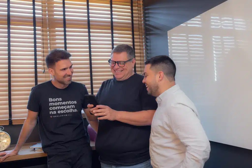 como-saber-se-o-corretor-de-imoveis-e-de-confianca-corretores-de-imoveis-em-pelotas-da-exclusive-sul-em-pe-um-do-lado-do-outro-conversando-e-rindo