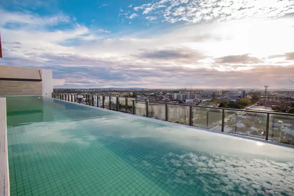 dom-joaquim-borda-infinita-da-piscina-no-rooftop-do-predio-luis-de-camoes