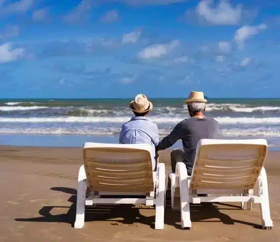 praia-do-cassino-casal-senior-sentado-em-espreguicadeiras-na-praia