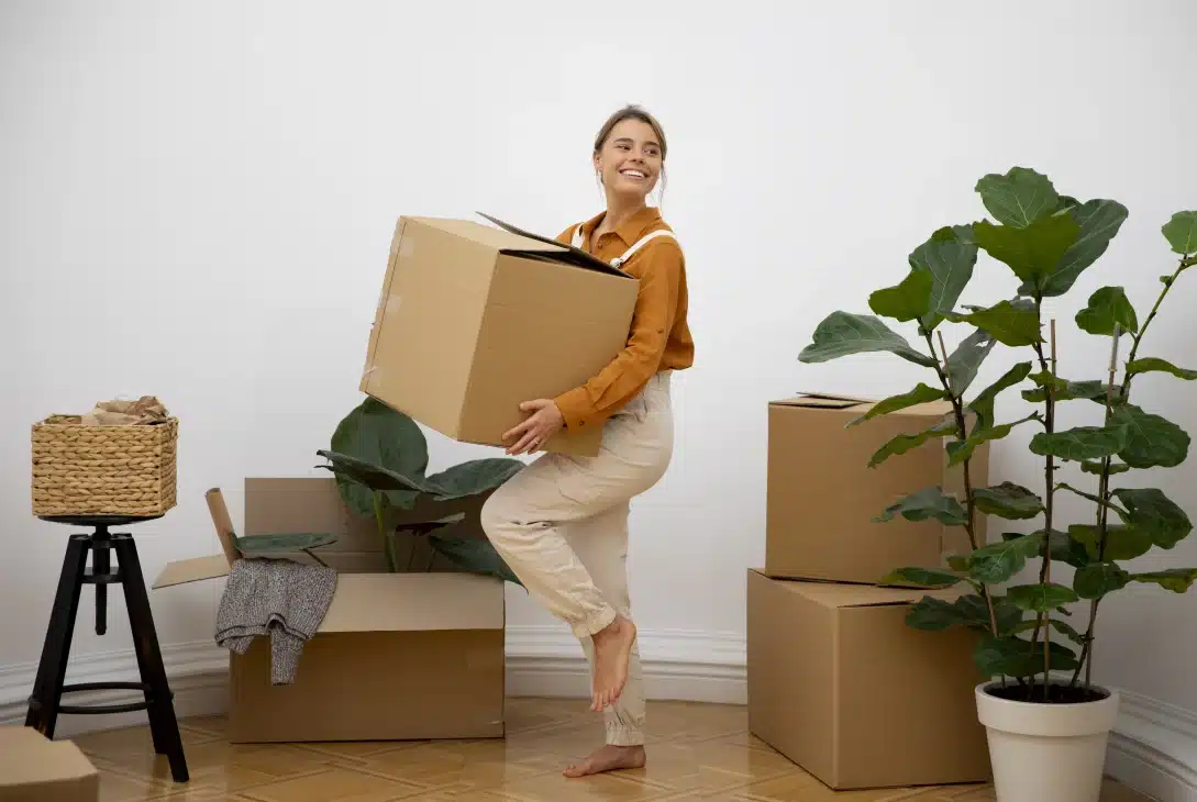 alugar-apartamento-em-pelotas-mulher-jovem-carregando-caixa-de-papelao-nas-maos