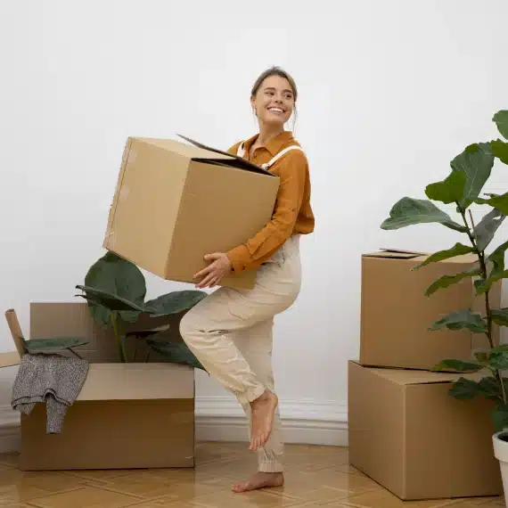 alugar-apartamento-em-pelotas-mulher-jovem-carregando-caixa-de-papelao-nas-maos