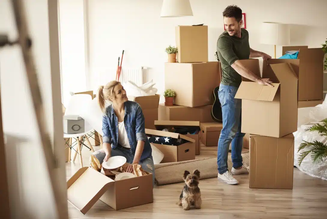 como-planejar-a-mudanca-casal-fechando-caixas-de-papelao-para-mudanca