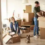 como-planejar-a-mudanca-casal-fechando-caixas-de-papelao-para-mudanca