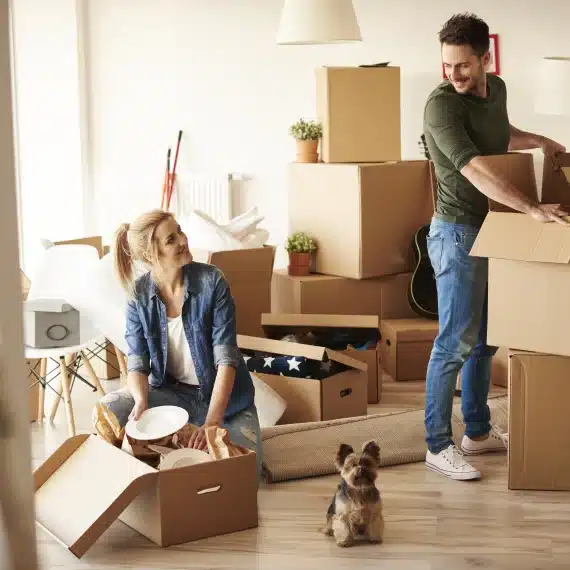 como-planejar-a-mudanca-casal-fechando-caixas-de-papelao-para-mudanca
