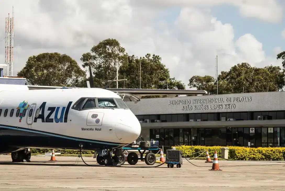 aeroporto-de-pelotas-aviao-da-azul-pista-de-decolagem