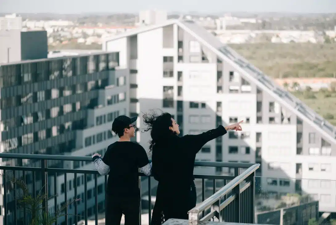 bairros-de-pelotas-mulher-e-crianca-no-rooftop-de-um-predio-do-parque-una