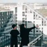 bairros-de-pelotas-mulher-e-crianca-no-rooftop-de-um-predio-do-parque-una