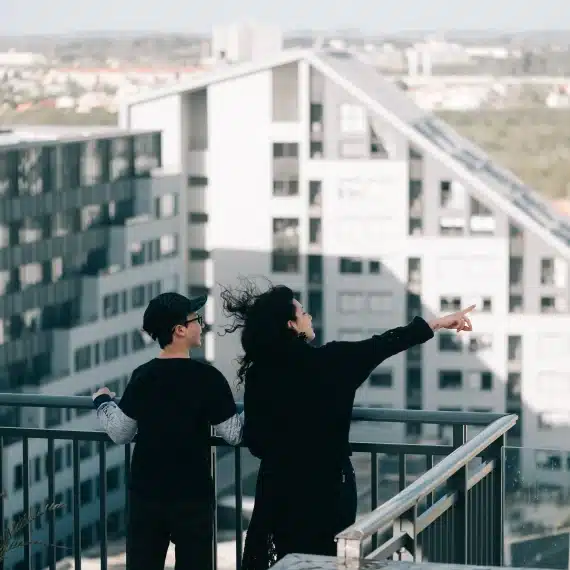 bairros-de-pelotas-mulher-e-crianca-no-rooftop-de-um-predio-do-parque-una