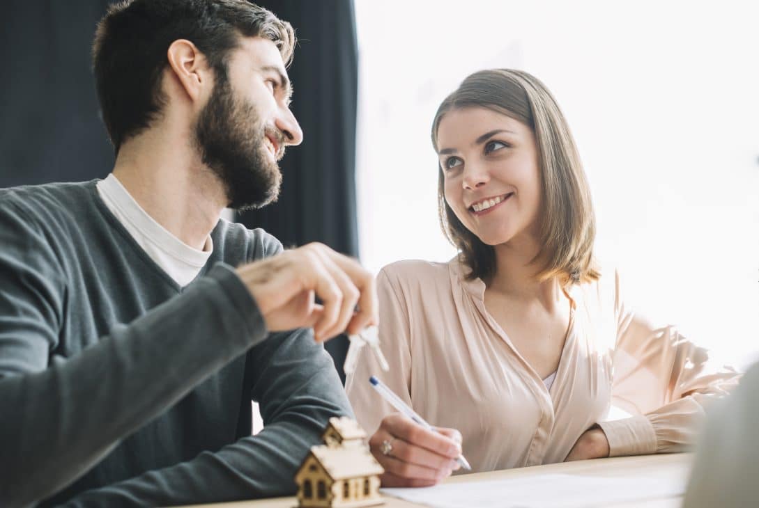 sac-ou-price-casal-hetero-assinando-financiamento-imobiliario-na-imobiliaria