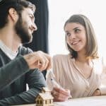 sac-ou-price-casal-hetero-assinando-financiamento-imobiliario-na-imobiliaria